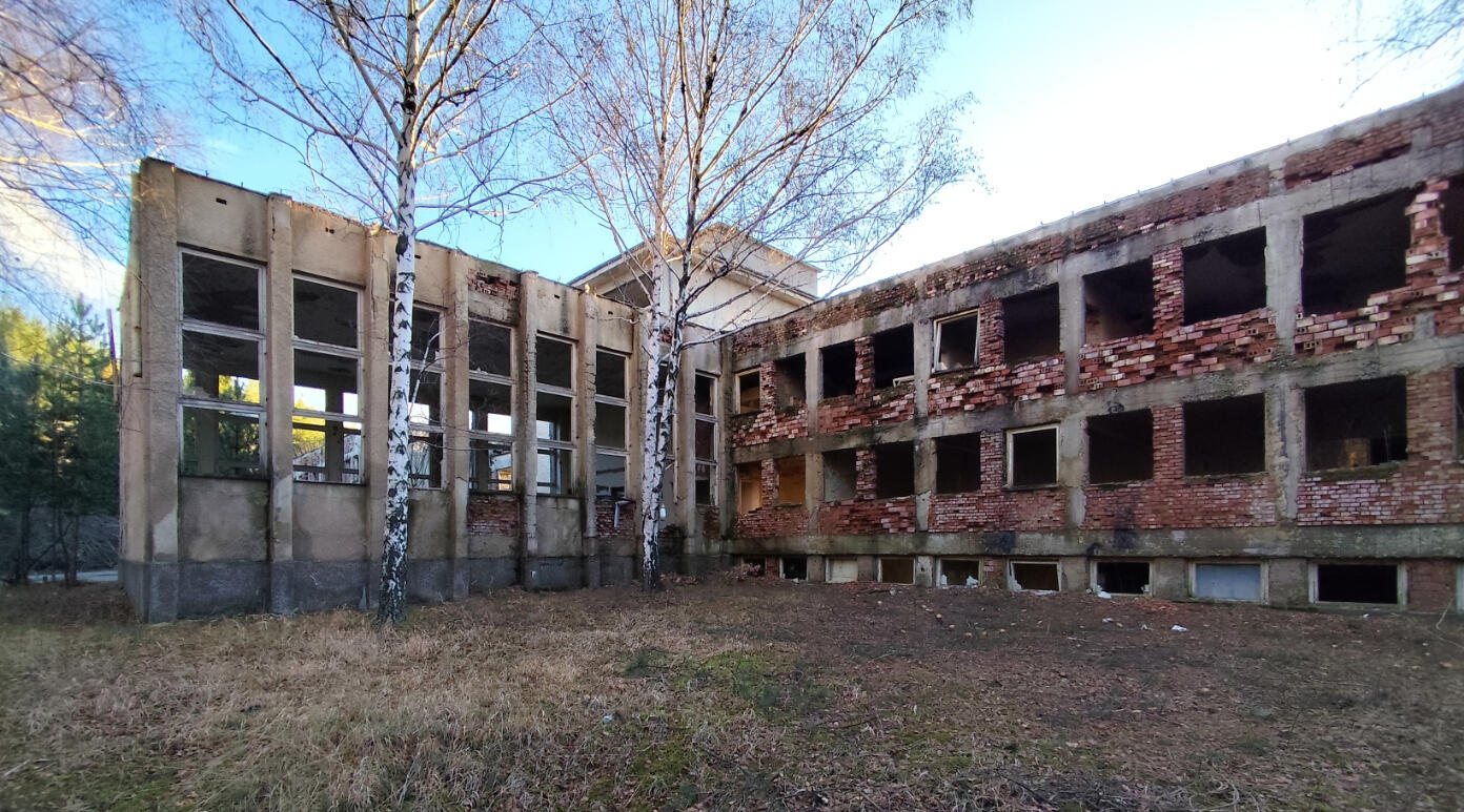 Courtyard perspective with concrete columns and partial brick infill